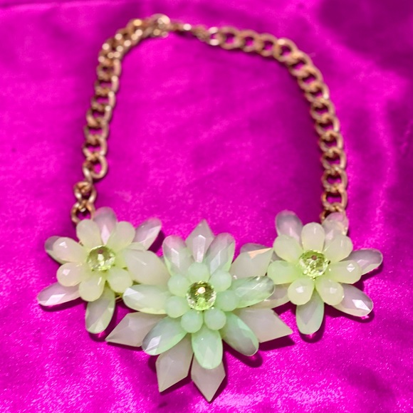 Mint statement necklace. - Picture 4 of 9
